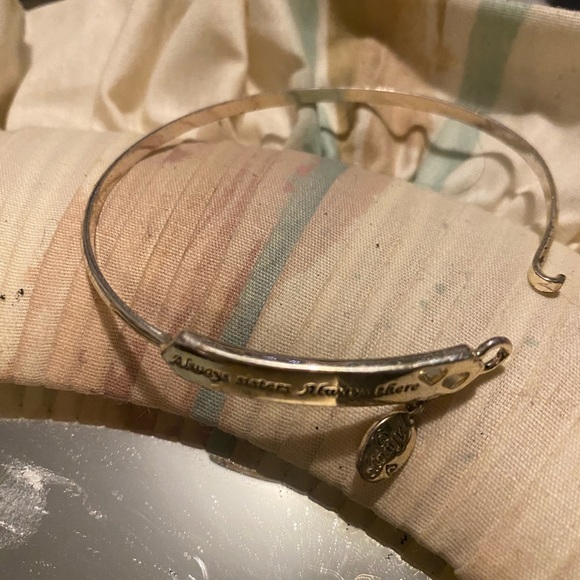 Lots of gifts for family members - Picture 8 of 9